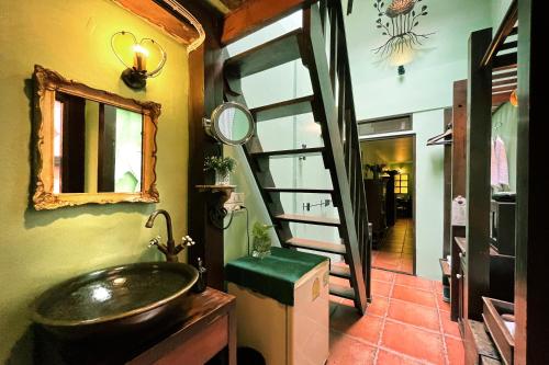 room detail thumbnail 2