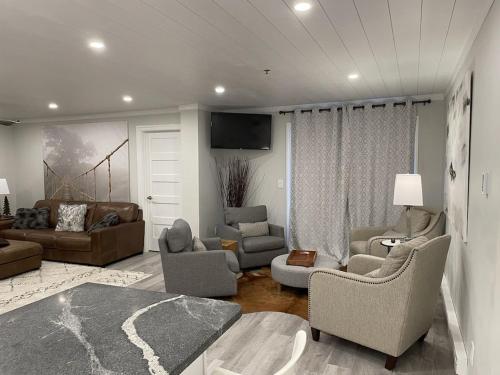 Newly renovated 4 bedroom condo. Short 150 yard walk to ski lift. Hot tubs. in Snowshoe, USA