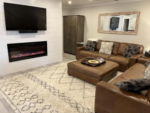 Newly renovated 4 bedroom condo. Short 150 yard walk to ski lift. Hot tubs. in Snowshoe, USA