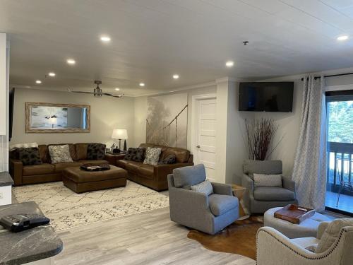 Newly renovated 4 bedroom condo. Short 150 yard walk to ski lift. Hot tubs. in Snowshoe, USA