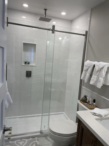 Newly renovated 4 bedroom condo. Short 150 yard walk to ski lift. Hot tubs. in Snowshoe, USA