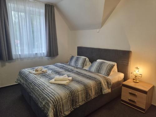 1 queen bed, 2 twin beds