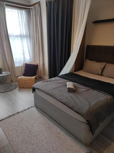 Bright & Airy Spacious Double Room