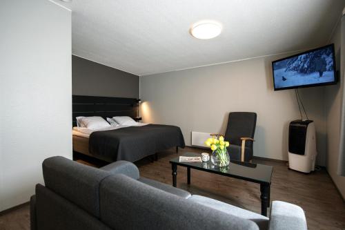 2 twin beds, 1 sofa bed