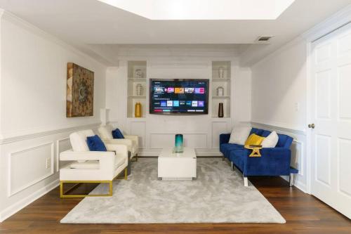 Relaxing Retreat with 55-Inch TV and Lake Views in Stone Mountain, USA