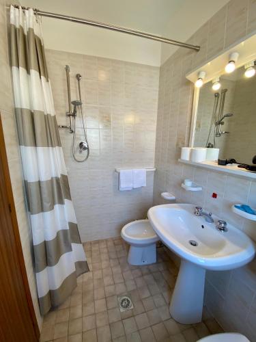 Standard Double or Twin Room image 4