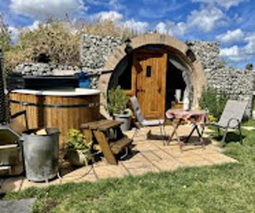 Romantic escape luxury Hobbit house with Hot tub! - Apartment - Sheerness