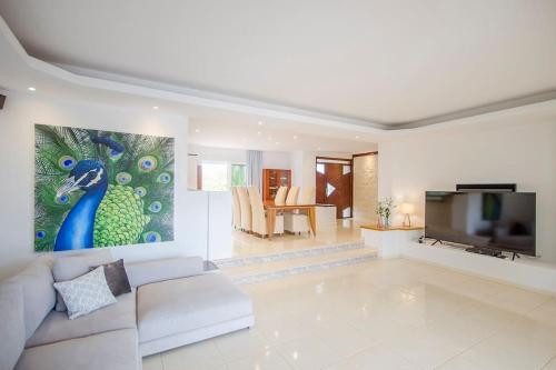 Luxe Villa with Private Pool, Jacuzzi and Spectacular Views Luxe Villa with Private Pool, Jacuzzi and Spectacular Views