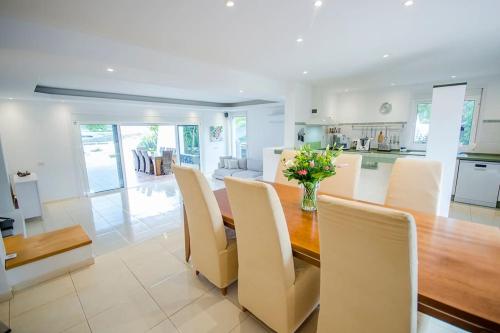 Luxe Villa with Private Pool, Jacuzzi and Spectacular Views Luxe Villa with Private Pool, Jacuzzi and Spectacular Views