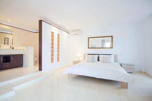 Luxe Villa with Private Pool, Jacuzzi and Spectacular Views Luxe Villa with Private Pool, Jacuzzi and Spectacular Views