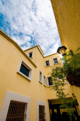 Hotel La Pequena Valencia near Arturo Michelena International Airport