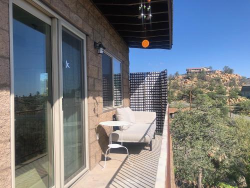 NEW Feather Your Nest King bed Casita, Balcony/BBQ, Amazing views & great Location! Dog friendly