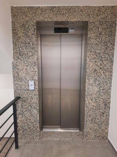 New modern 1 bedroom apartment with free parking in جيفجيليجا