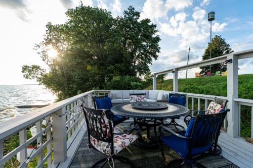 Cozy Lakefront Cottage in Huron, USA