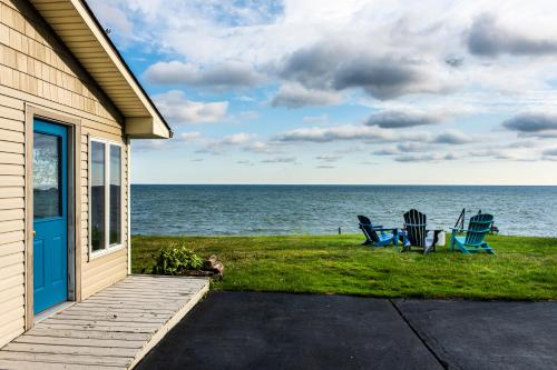 Cozy Lakefront Cottage - image 12