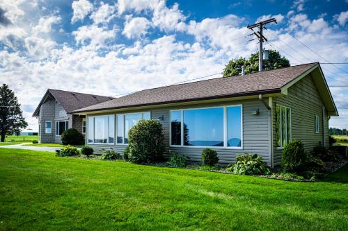Cozy Lakefront Cottage - image 13