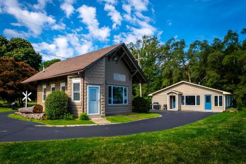 Cozy Lakefront Cottage - image 11