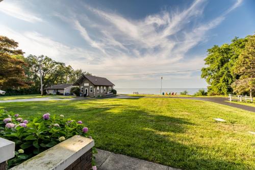 Cozy Lakefront Cottage in Huron, USA