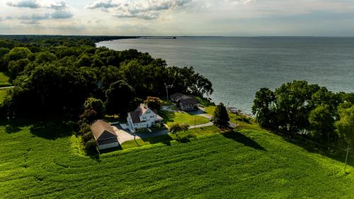 Cozy Lakefront Cottage - image 2