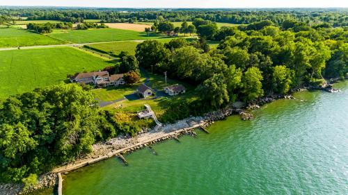 Cozy Lakefront Cottage - image 5