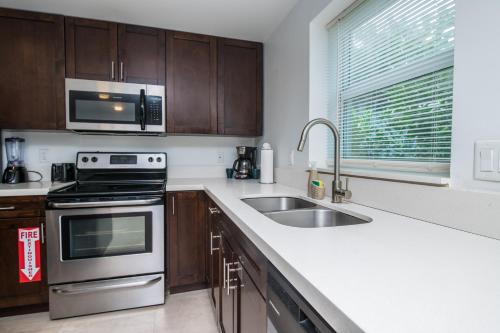 Spacious entire Apartment with Free Parking in Hollywood, USA