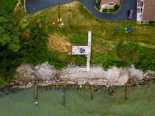 Cozy Lakefront Cottage - image 14