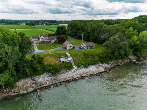 . Cozy Lakefront Cottage