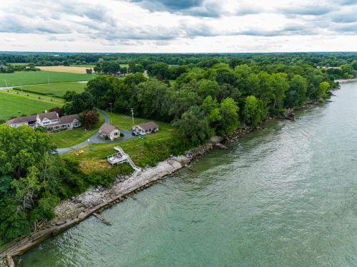 Cozy Lakefront Cottage - image 6