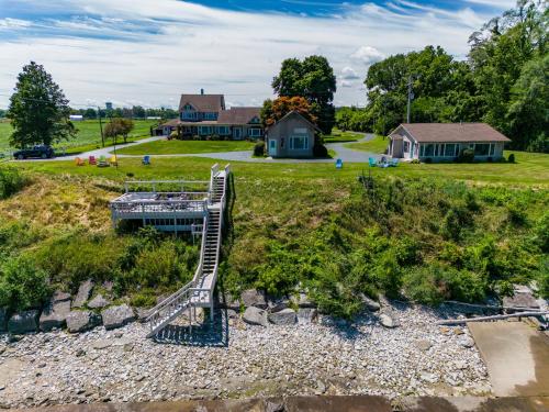 Cozy Lakefront Cottage - image 9