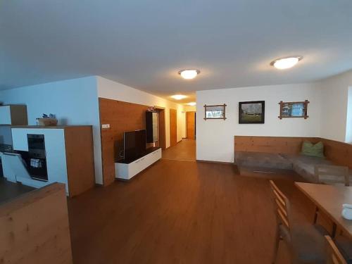 Großzügiges Apartment Georg Mayrhofen Barrierefrei (Großzugiges Apartment Georg Mayrhofen Barrierefrei) in Hollenzen