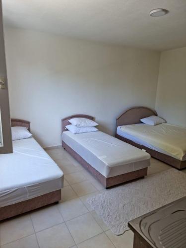 Quadruple Room image 8