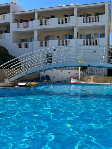 Beautiful 2 Bed Apartment in Peyia Valley, Paphos