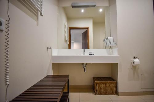 One-Bedroom Apartment with Sofa Bed image 10