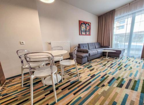 One-Bedroom Apartment with Sofa Bed image 6