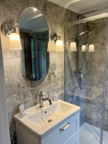 Double Room image 6