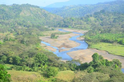 Cabina equipada cerca de río y montañas Tulín Azul (Cabina equipada cerca de rio y montanas Tulin Azul) in การารา