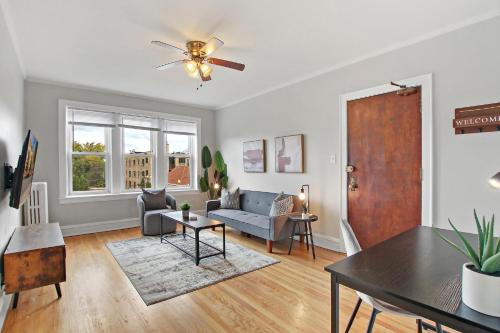 Vibrant 1BR Apartment close to Dining - Cullom B3 in Ravenswood Gardens