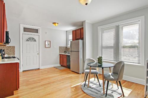 Vibrant 1BR Apartment close to Dining - Cullom B3 in Ravenswood Gardens