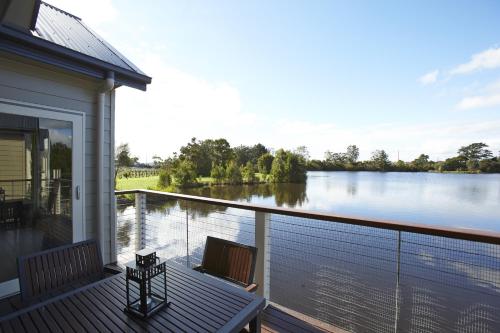 ระเบียง/ชานเรือน, Crittenden Lakeside Villas in เรดฮิลล์