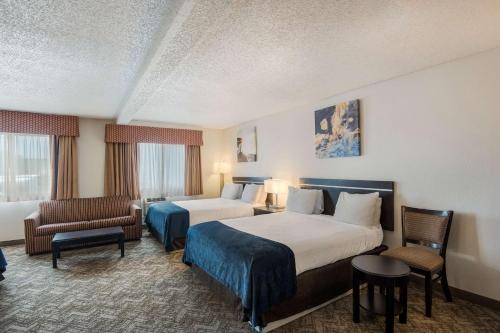 4 queen beds, 1 sofa bed