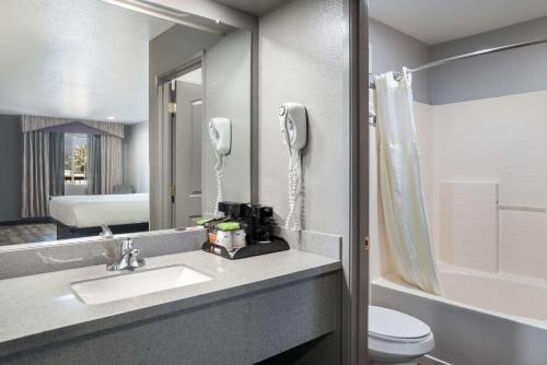 浴室, SureStay Hotel by Best Western Ukiah in 尤奇亞 (CA)