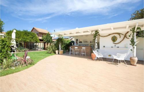  Stunning Home In Palmi With Jacuzzi, Ferienwohnung in Palmi