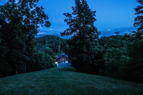 2 HOMES on Douglas Lake - Smoke Rise Lodge & Barn