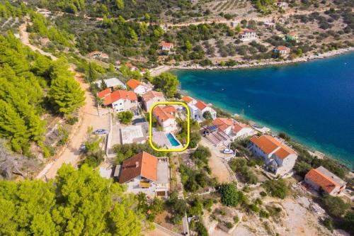 Seaside family friendly house with a swimming pool Cove Mikulina Luka, Korcula - 20116