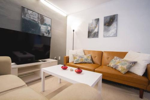 Queen 1bd+balcony 5 min from Ocean Dr FREE PARKING