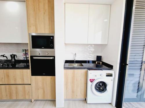 Apartamento encantador com piscina e vista mar