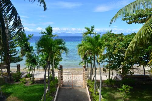 Private beachfront house with ocean view and direct reef access