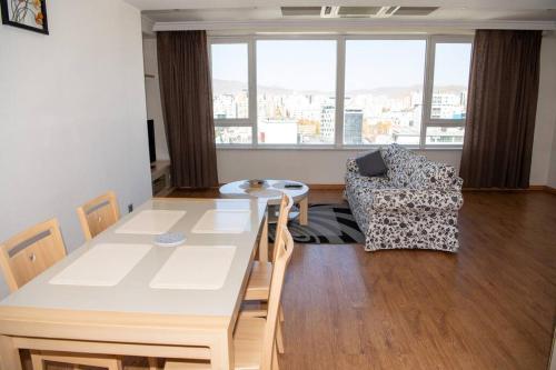 B&B Ulaanbaatar - Lovely 2 BR unit with city view - Bed and Breakfast Ulaanbaatar