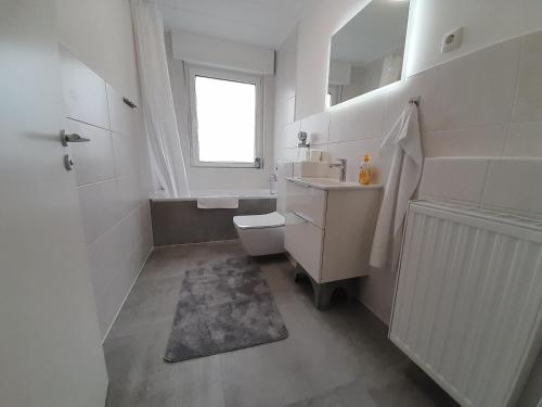 浴室, 4-Zimmer-Ferienwohnung, modern, Küche, WLAN, Netflix (4-Zimmer-Ferienwohnung, modern, Kuche, WLAN, Netflix) in 卡斯楚普勞克塞爾