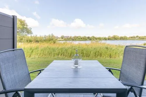 Ferienwohnung Nordseetraum direkt am Nordseedeich mit Blick auf den See in Nordstrand, Deutschland